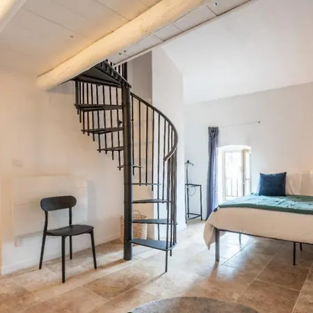 La Maison De La Calade بيت للعطل *