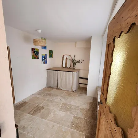 La Maison De La Calade بيت للعطل *